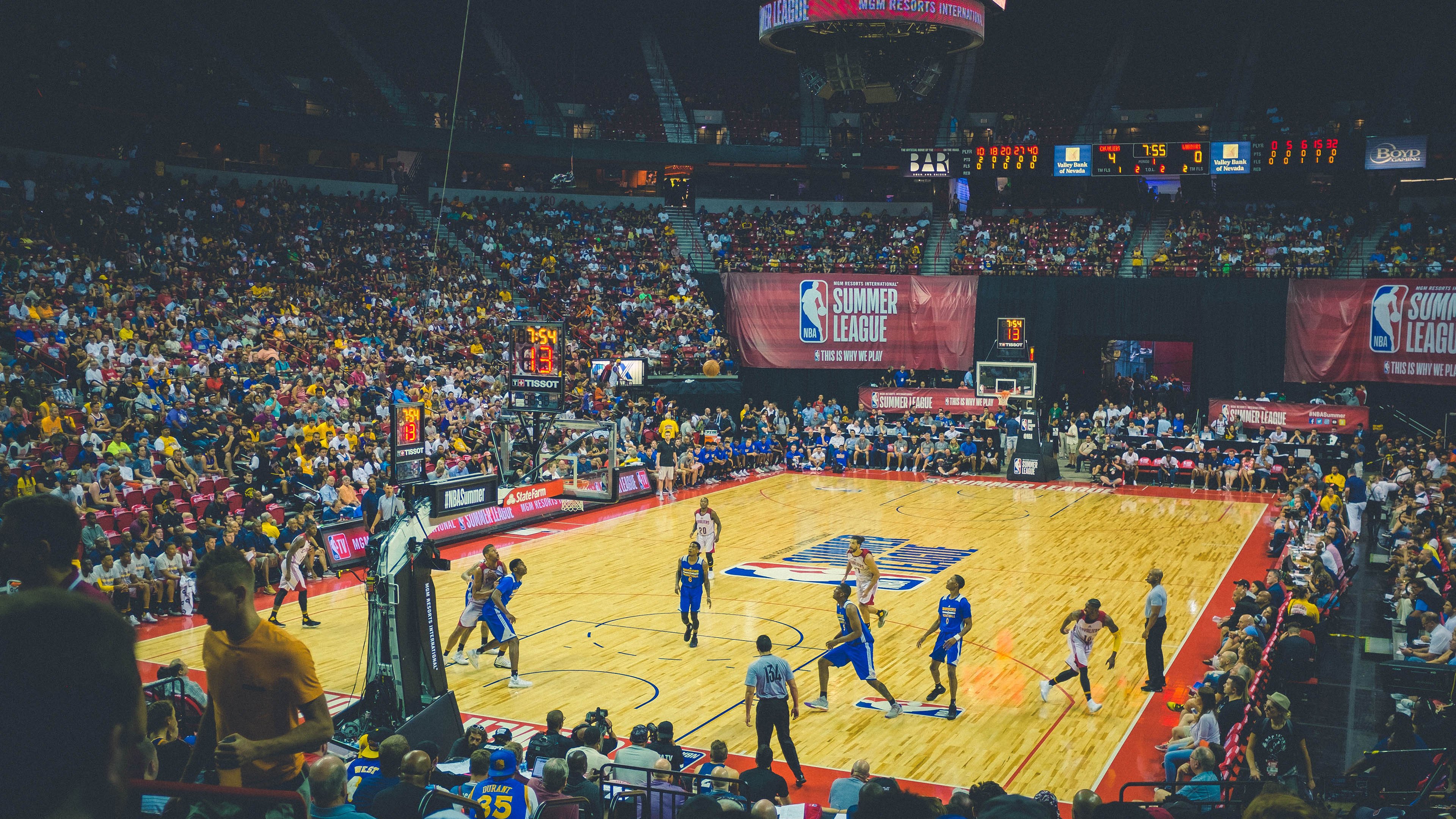 爱游戏体育-骑士中锋强调训练中注重细节执行，骑士对队员